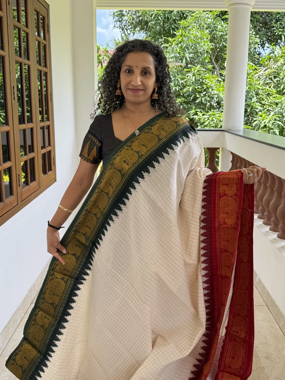 Offwhite Madurai Sungudi Cotton Saree With Red Green Ganga Jamuna Border Psc086